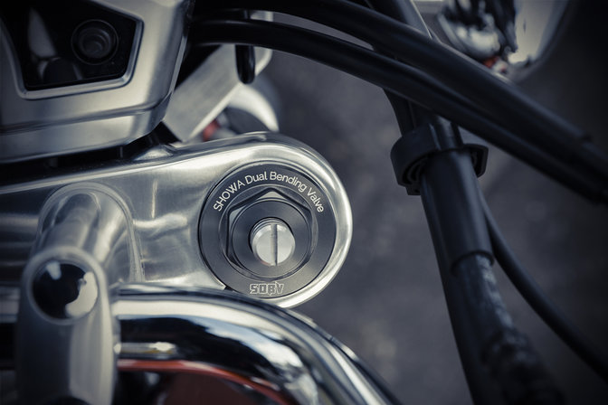 Detail predného odpruženia motocykla Honda CB1100EX.