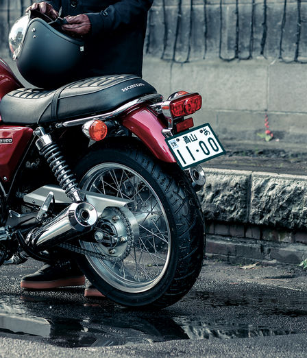 Detailný záber na zadné odpruženie modelu CB1100EX.