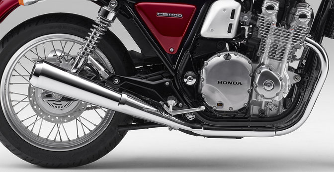 Záber na motor motocykla Honda CB1100EX.