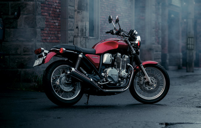 Trojštvrťový zadný pohľad na model Honda CB1100EX sprava.