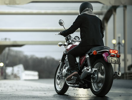 Trojštvrťový zadný pohľad na model Honda CB1100EX s jazdcom sprava.
