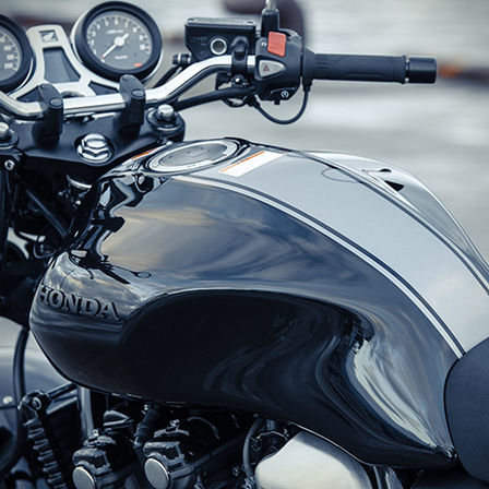 Detail palivovej nádrže motocykla Honda CB1100 RS.