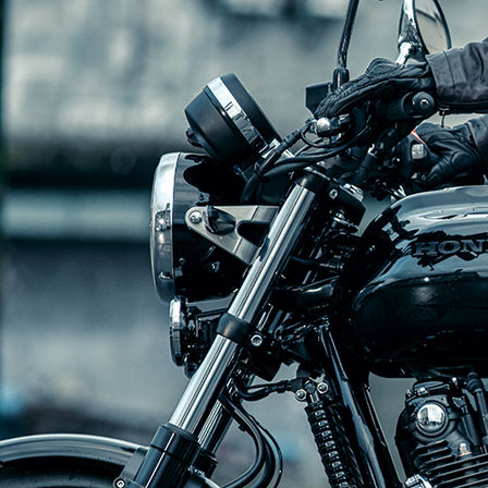 Detailný pohľad na odpruženie modelu Honda CB1100 RS.