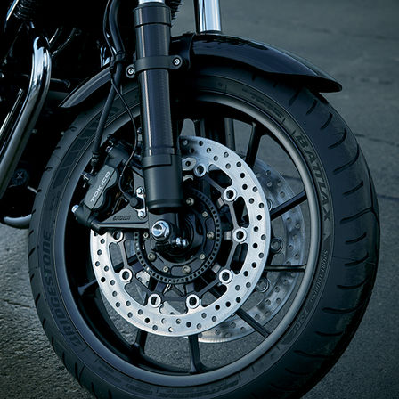 Detail kolesa a brzdových kotúčov modelu Honda CB1100 RS.