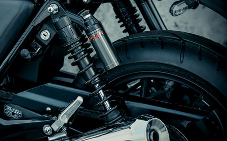Zadný detailný záber na odpruženie modelu CB1100 RS.
