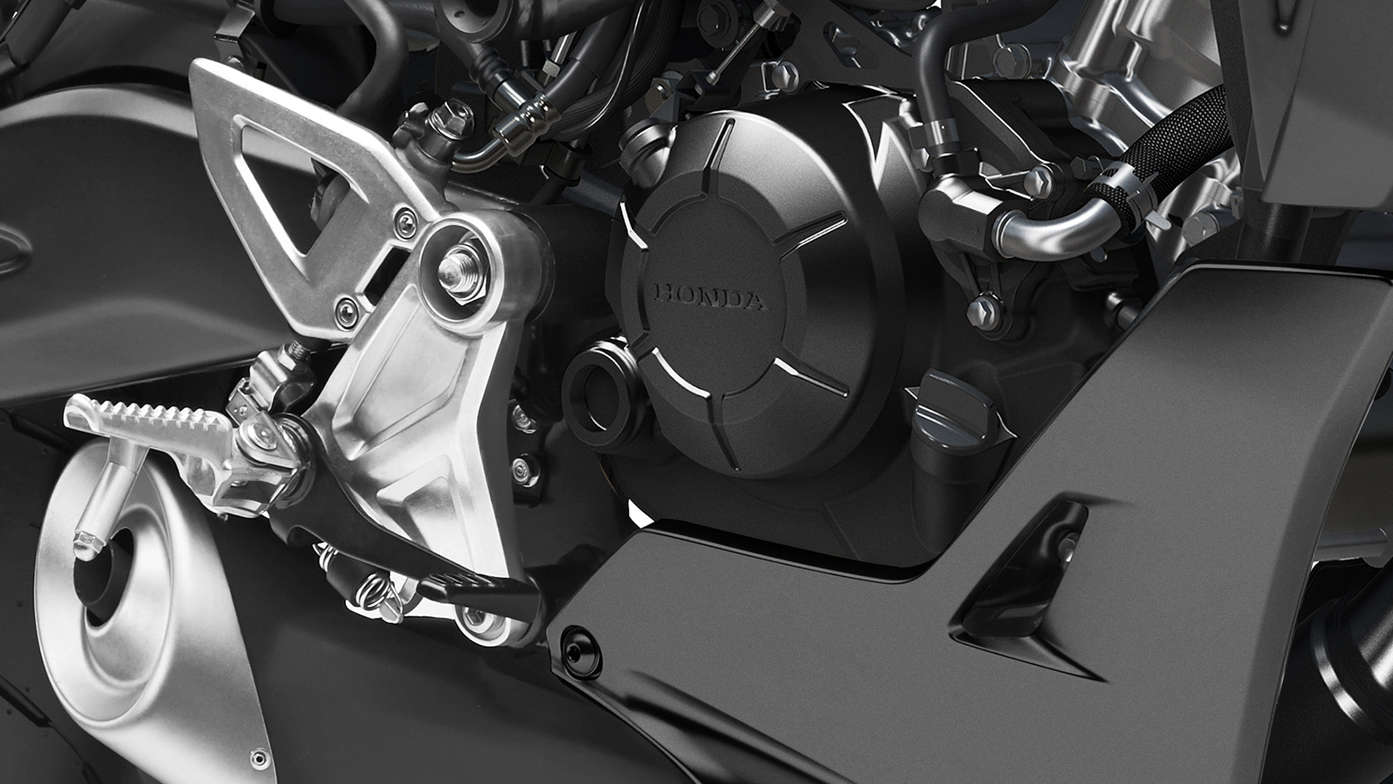 Honda CB125R, výkonnejší, kvapalinou chladený jednovalcový motor DOHC 4V