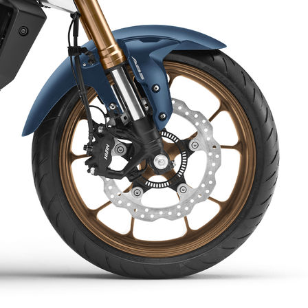 Honda CB125R, pravá strana, detail predného kolesa a bŕzd, štúdiový záber, modrý motocykel