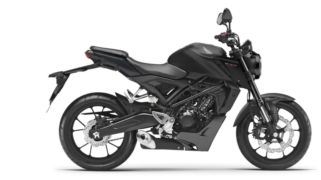 Honda CB125R, pravá strana, štúdiový záber, čierny motocykel