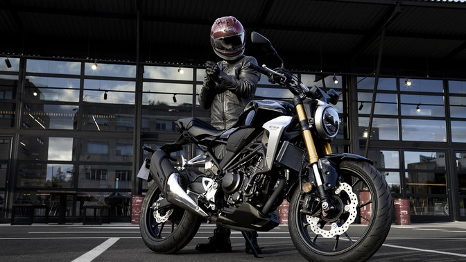 Bočný pohľad na zaparkovaný motocykel Honda CB300R Neo Sports Café.