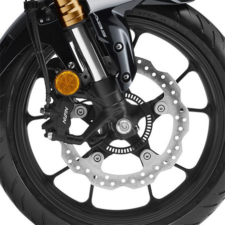 Detailný záber na koleso modelu Honda CB300R Neo Sports Café.