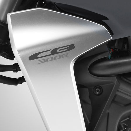 Detailný záber na kapotu modelu Honda CB300R Neo Sports Café.