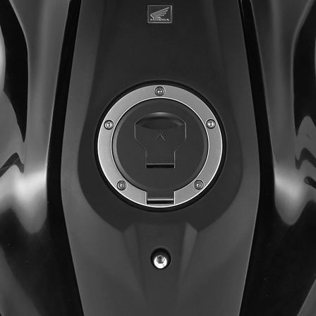 Detailný záber na nádrž modelu Honda CB300R Neo Sports Café.