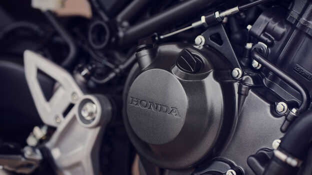 Detailný záber na jednovalcový štvorventilový DOHC motor modelu Honda CB300R.