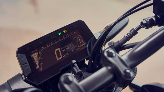Detailný záber na prehľadný LCD prístrojový panel modelu Honda CB300R s ukazovateľom prevodového stupňa