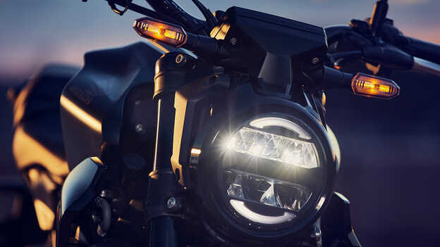 Detailný záber na plné LED svetlá modelu Honda CB300R 
