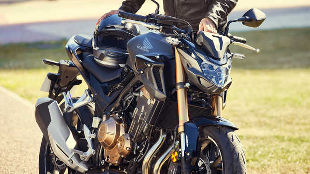 CB500F – Agresívny štýl odstrojeného motocykla a nová grafika