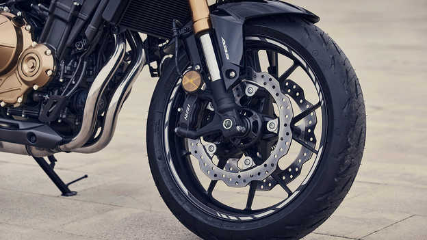CB500F – Nové dvojité predné kotúčové brzdy a radiálne uložené brzdové strmene