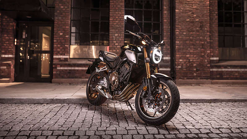 CB650R Neo Sports Café, trojštvrťový predný pohľad z pravej strany v nočnom meste