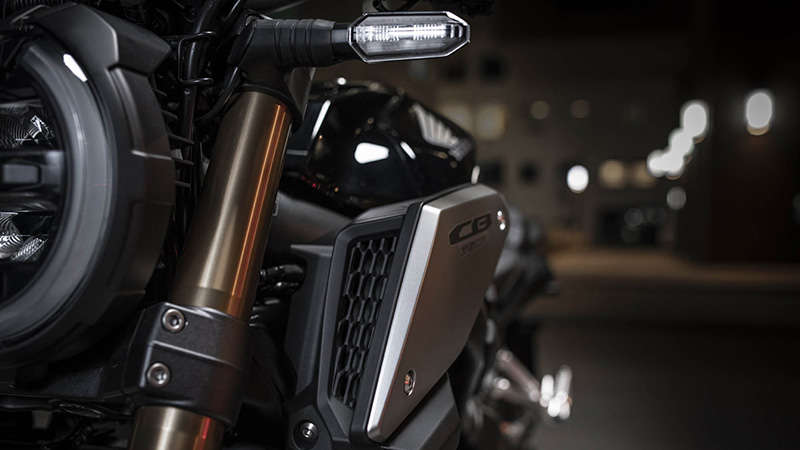 CB650R Neo Sports Café, priblížený pohľad na dvojité nasávacie potrubie