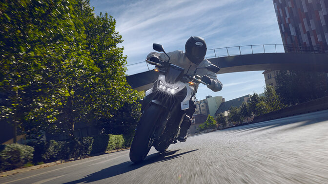 Honda CB750 Hornet pri jazde v tuneli