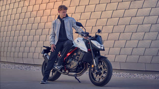 K dispozícii je možnosť obmedzenia výkonu modelu CB750 Hornet podľa požiadaviek oprávnenia skupiny A2