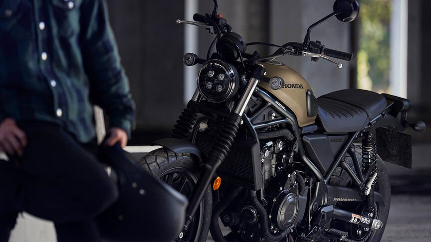 Trojštvrťový záber spredu na model Honda CL500 stojaci na ceste.