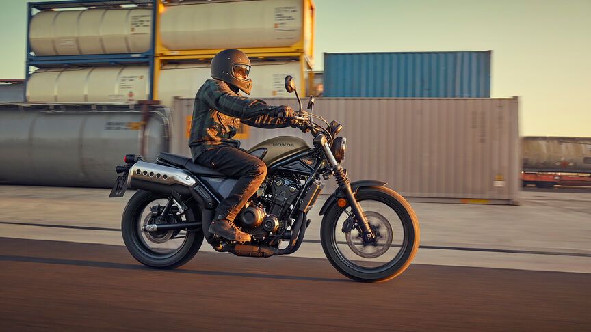 Trojštvrťový záber spredu na model Honda CL500 stojaci na ceste.