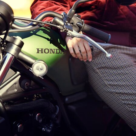 Detail palivovej nádrže motocykla Honda CL500.