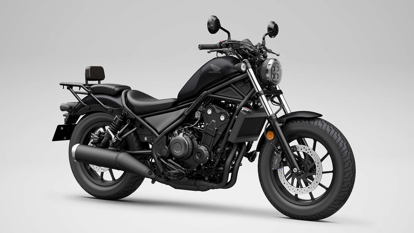 Honda CMX500 Rebel so sadou príslušenstva Comfort Pack.