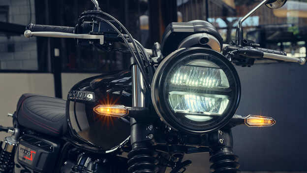 Záber spredu zachytávajúci plné LED osvetlenie modelu GB350S