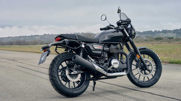 Záber na model GB350S zboku s motocyklom na bočnom stojane zachytávajúci dizajn tlmiča