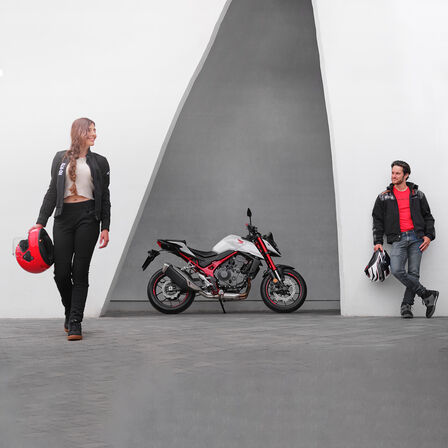 Muž a žena opierajúci sa vedľa modelu Honda CB750 Hornet.
