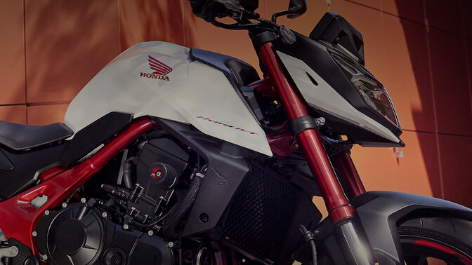 Detailný záber na motocykel Honda CB750 Hornet.