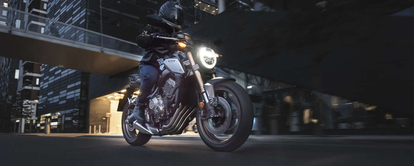 Model Honda CB650R jazdiaci v mestskom prostredí.
