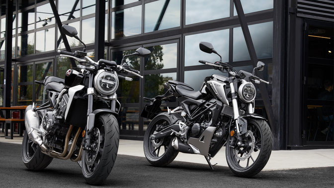 Motocykle Honda CB1000R a CB125R zaparkované na ulici.