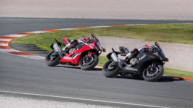 Dva motocykle HondaCBR1000RR Fireblade na trati.