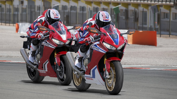 Motocykle Honda CBR1000RR Fireblade a Honda CBR1000RR Fireblade na trati.
