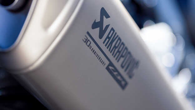 Detail gravírovaného tlmiča výfuku Akrapovič motocykla Honda CBR1000RR-R Fireblade