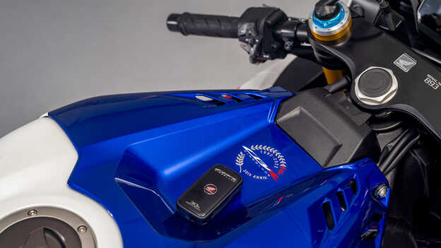 Prívesok s inteligentným kľúčom motocykla Honda CBR1000RR-R Fireblade s logom k 30. výročiu