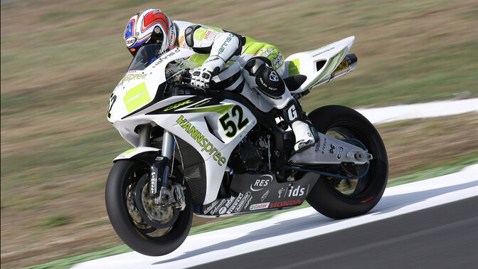 Honda 2004 – 2007 CBR1000RR s jazdcom na pretekárskej trati