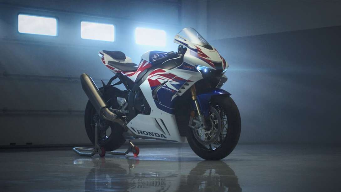 Model Honda CBR1000RR Fireblade s jazdcom na pretekárskej trati