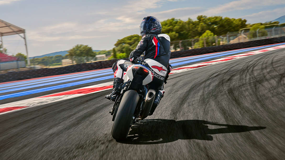 Pohľad zo zadnej strany na model Honda CBR1000RR-R Fireblade s jazdcom na pretekárskej trati