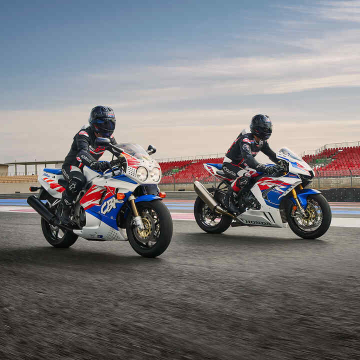 Bočný pohľad na dvoch jazdcov na strojoch Honda CBR1000RR-R-Fireblade na pretekárskej trati