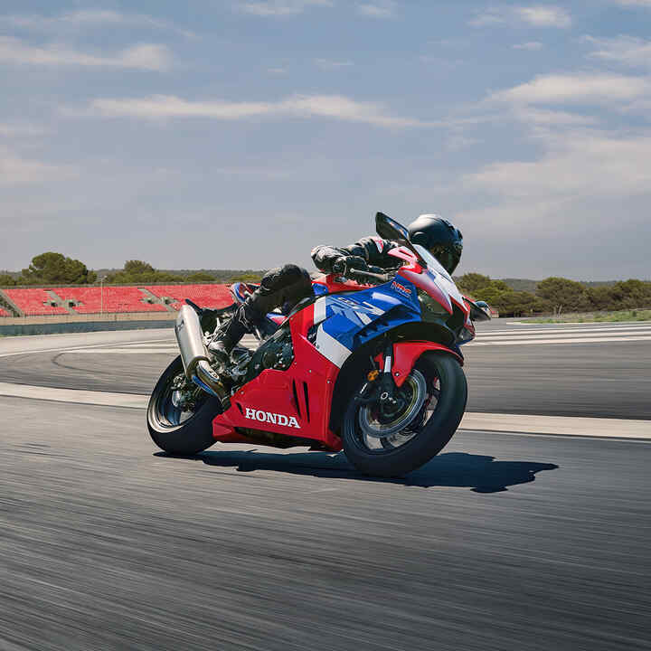 Honda CBR1000RR-R Fireblade na horizonte pretekárskej trate