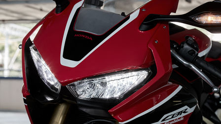 Detailný záber na LED svetlá modelu Honda CBR1000RR Fireblade.