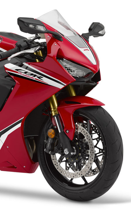 Pohľad na tri štvrtiny prednej časti modelu Honda CBR1000RR Fireblade.