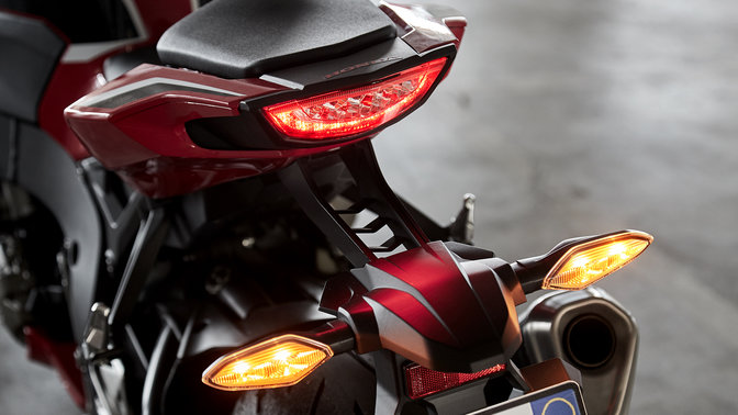 Detailný záber na LED svetlá a smerovky modelu Honda CBR1000RR Fireblade.