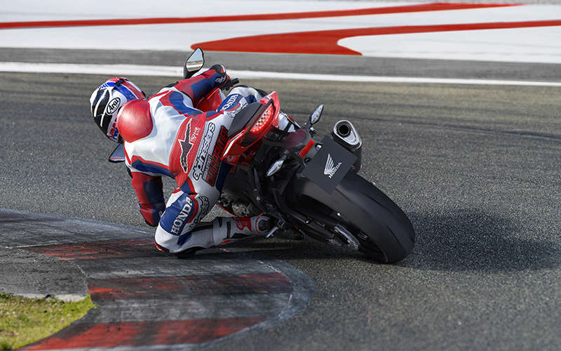 CBR1000RR Fireblade trojštvrťový zadný pohľad z ľavej strany 