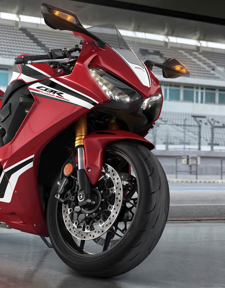 CBR1000RR Fireblade trojštvrťový predný záber z pravej strany