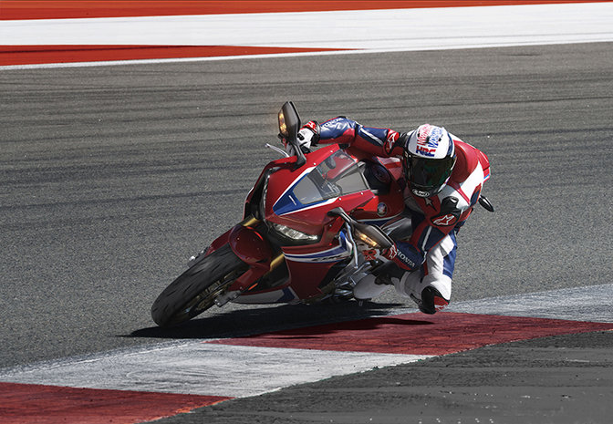 Bočný pohľad na model Honda Fireblade SP na dráhe.